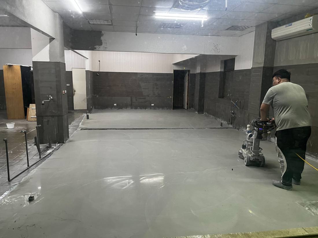 施工人員操作機具進行地坪塗裝作業