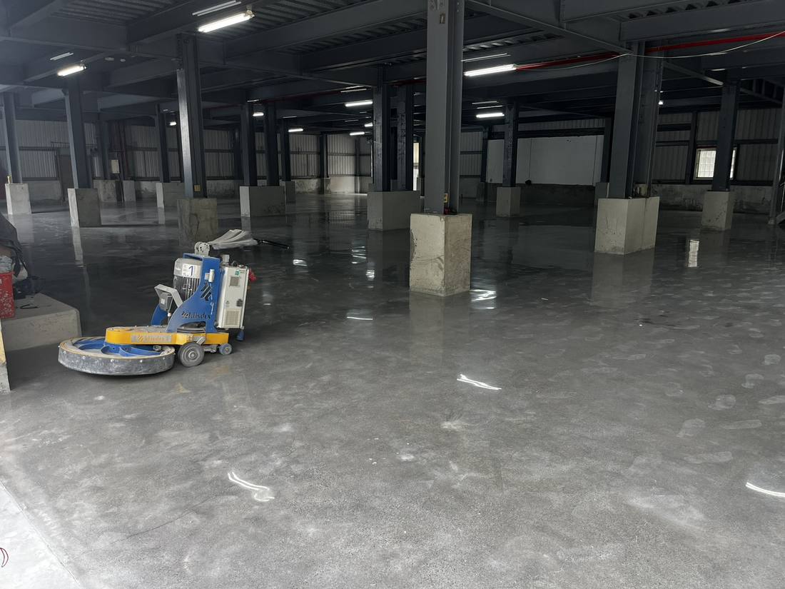 廠房混凝土地坪以研磨機進行硬化研磨施工