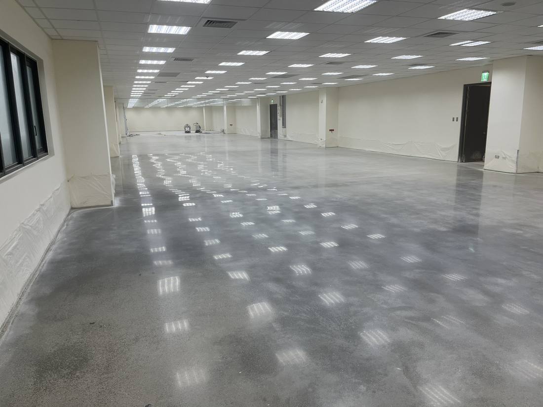 辦公室地坪完工，燈光倒映於平整地面