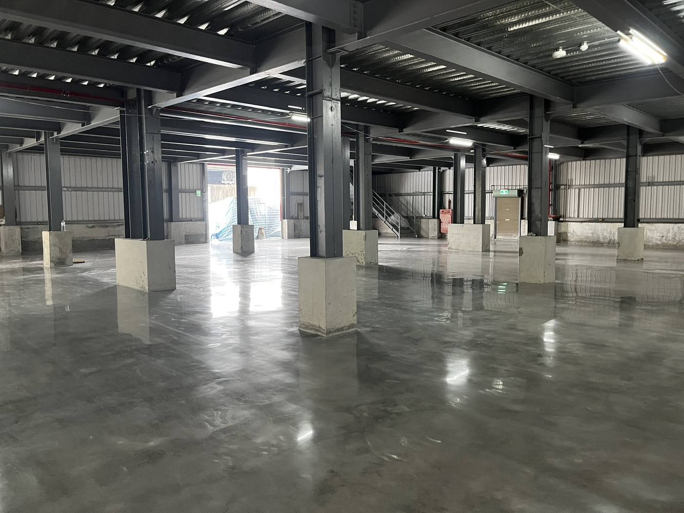 廠房環氧樹脂地坪施工完成的大跨距平整光亮地面